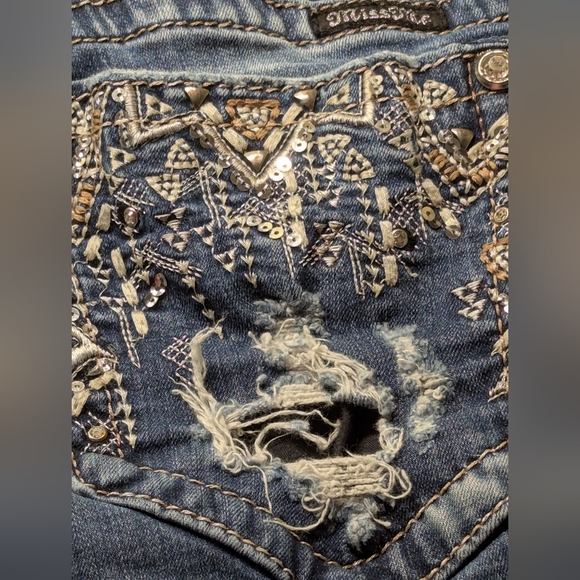 Miss Me Curvy Crop Jeans Bling Distressed Sz  31 (12-14) Lots Of Stretch - Picture 4 of 11